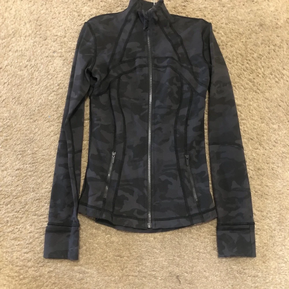 Lululemon Define Jacket featuring a dark gray and black camouflage pattern SZ 4